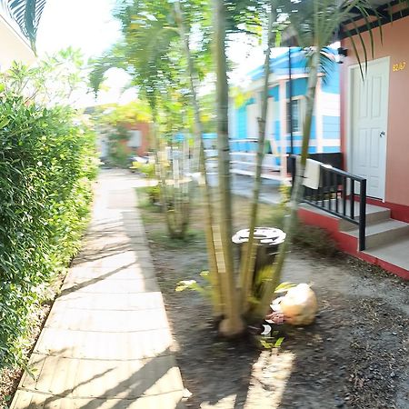 Chill Land House Hotell Bang Tao Beach  Exteriör bild