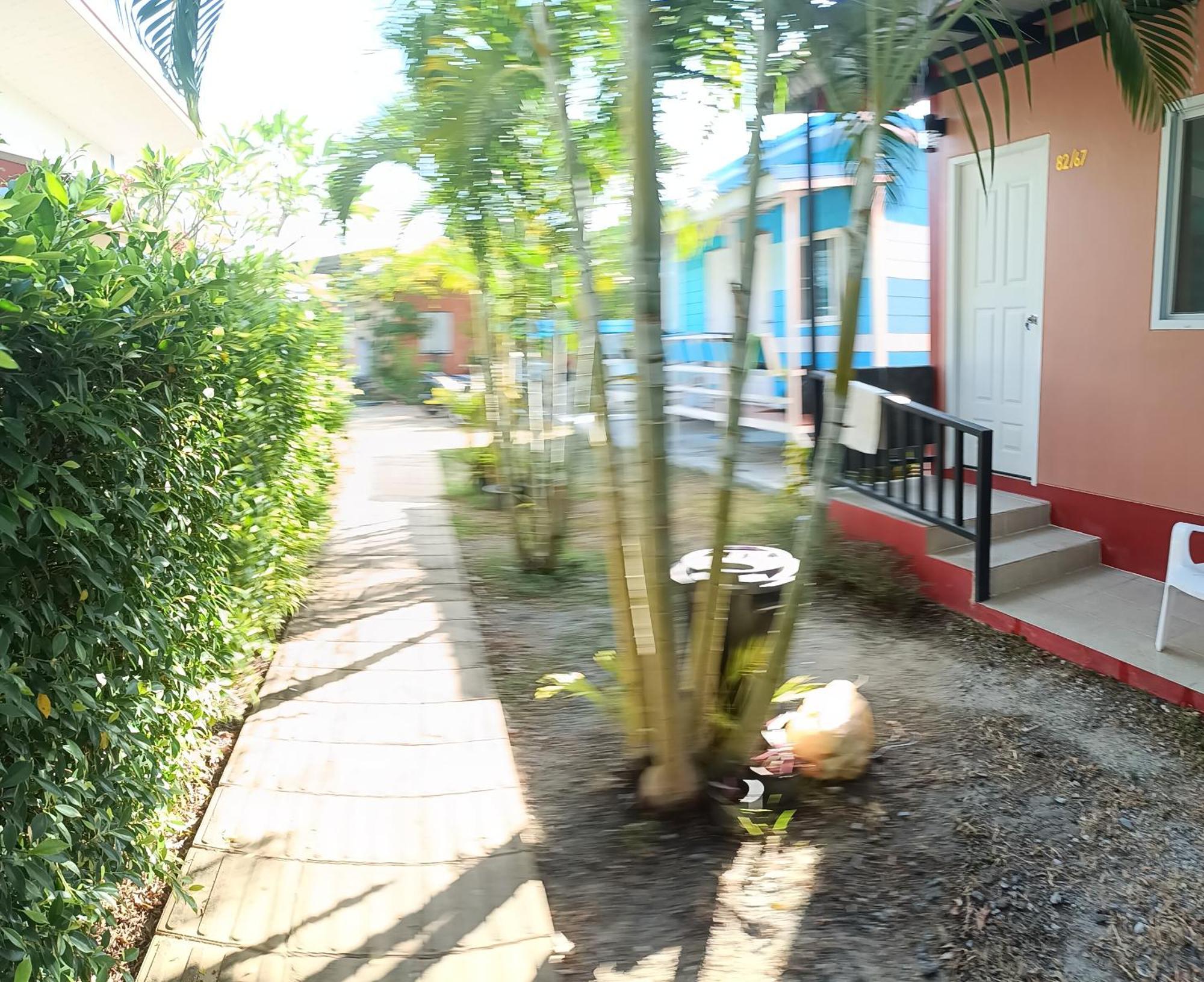 Chill Land House Hotell Bang Tao Beach  Exteriör bild